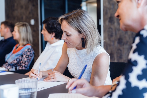 een groep mensen volgt een cursus rond Workshops & E-learning podcast maken