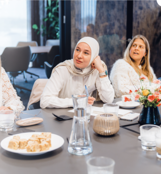 2 vrouwen luisteren aandachtig naar een podcast optimalisatie