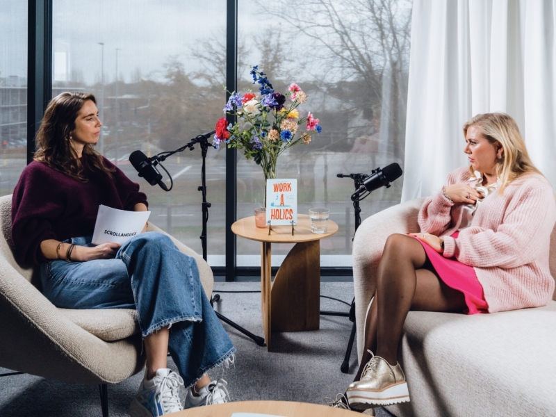 een vrouw interviewt een andere vrouw en ze maken samen een podcast