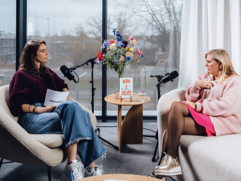 een vrouw interviewt een andere vrouw en ze maken samen een podcast