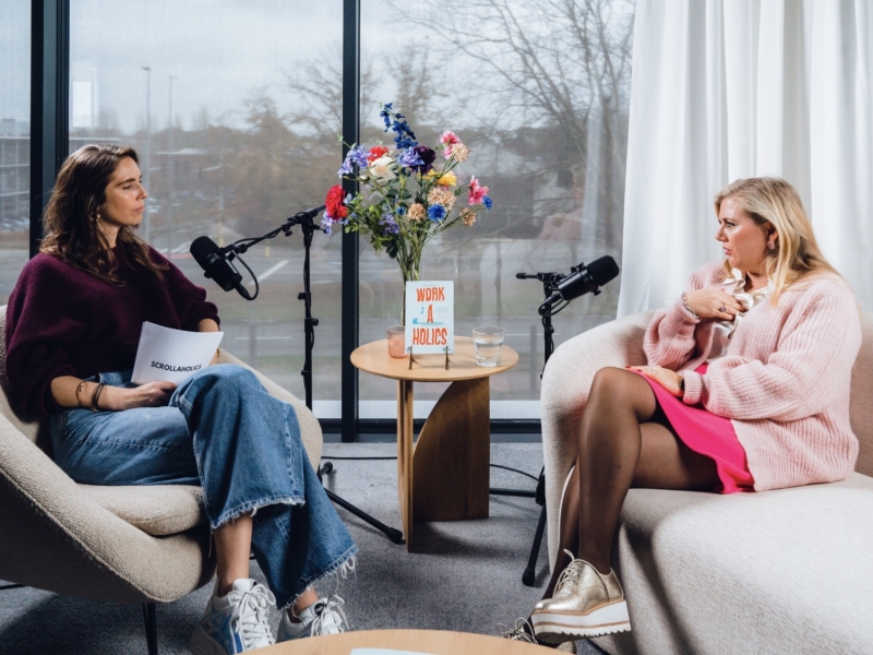 een vrouw interviewt een andere vrouw en ze maken samen een podcast