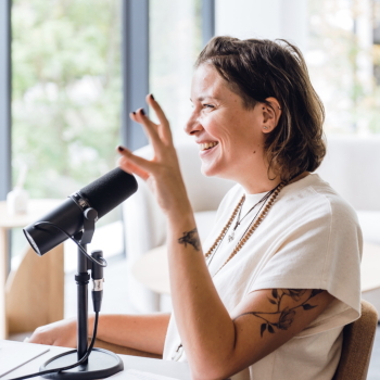 een vrouw is met enthousiasme een podcast aan het maken met 50 Koffies producties
