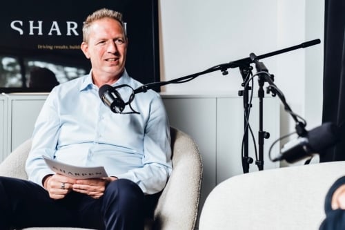 een man is op bezoek bij 50 koffies en wil technische ondersteuning voor het maken van zijn podcasts