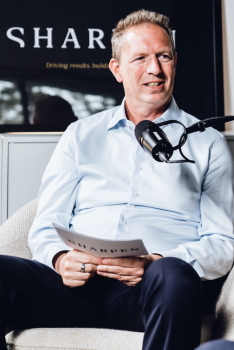 een man is op bezoek bij 50 koffies en wil technische ondersteuning voor het maken van zijn podcasts