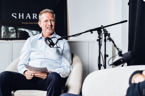 een man is op bezoek bij 50 koffies en wil technische ondersteuning voor het maken van zijn podcasts