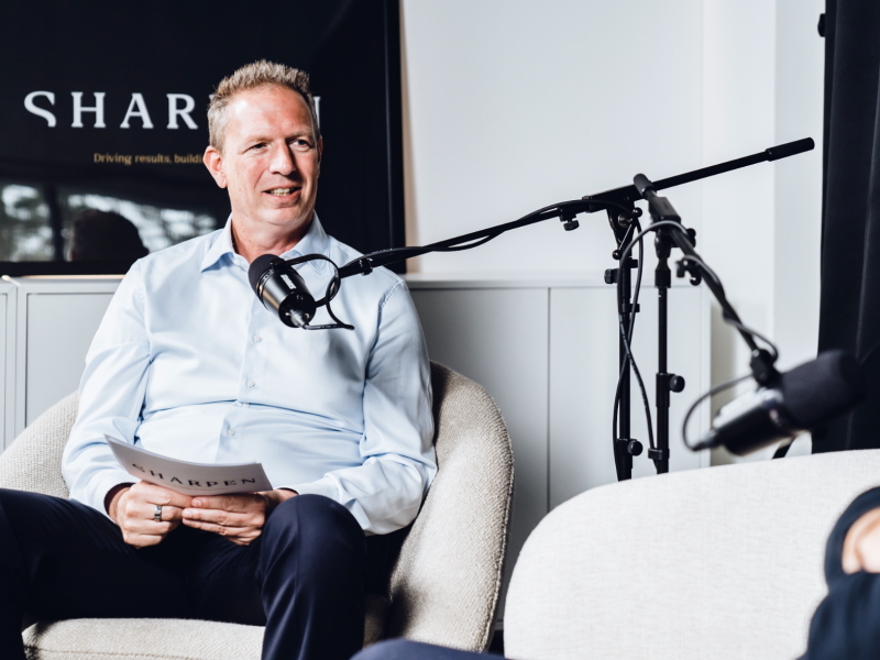 een man is op bezoek bij 50 koffies en wil technische ondersteuning voor het maken van zijn podcasts