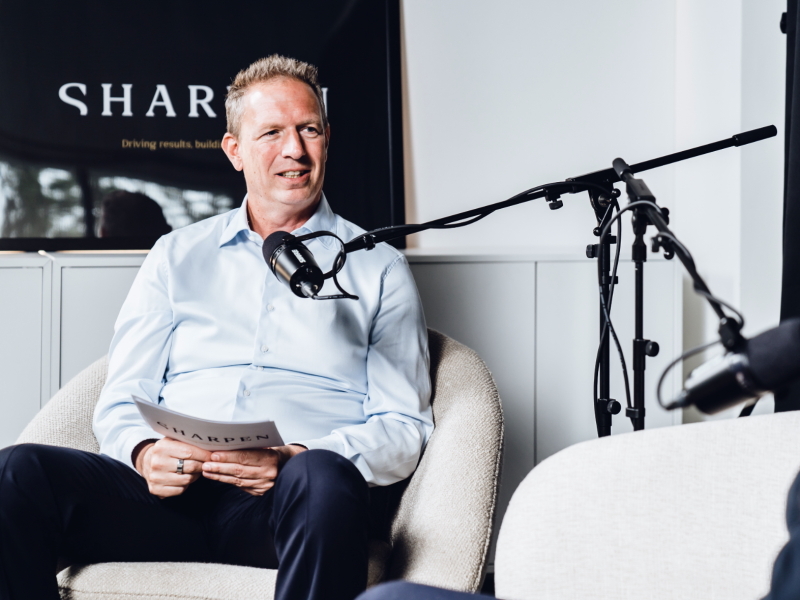een man is op bezoek bij 50 koffies en wil technische ondersteuning voor het maken van zijn podcasts