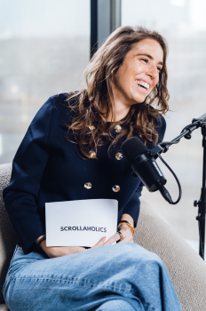 een vrouw neemt een podcast op bij 50 koffies producties