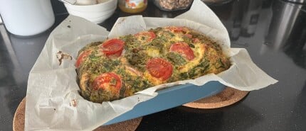 Lunch recept: Frittata met tomaat en pesto (eiwitrijk en boordevol smaak)
