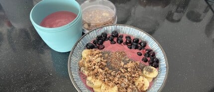 Smoothiebowl met rood fruit (& To Go): fris, voedzaam en zó gemaakt!