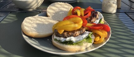 Zomerse burgers met knoflook-yoghurtsaus