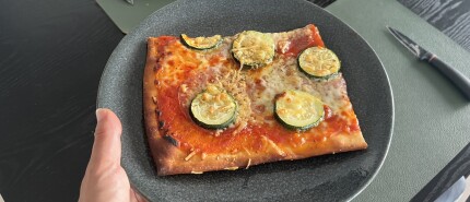 Zelf pizza maken en beleggen: salami, courgette en mozzarella