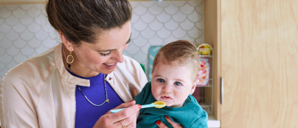 Mijn baby eet geen hapjes: moet ik me zorgen maken?