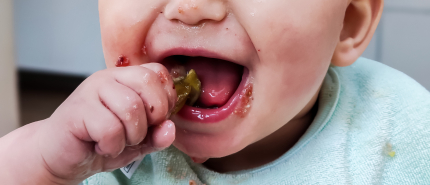 Waarom je het mondje van je baby niet steeds moet schoonvegen tijdens het eten