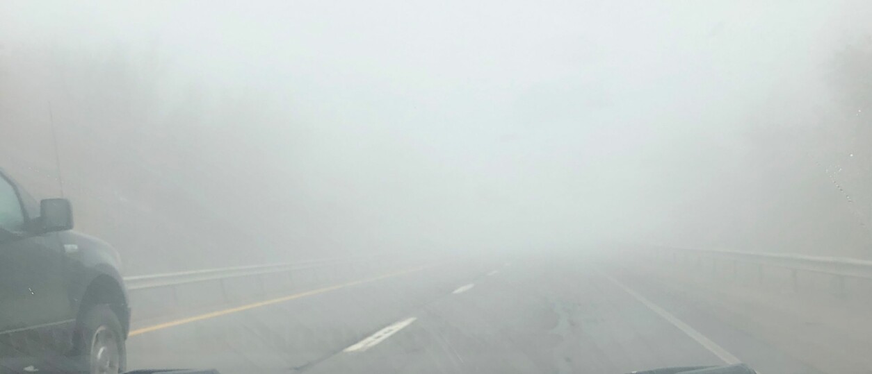 Mist vertroebelt de blik naar buiten