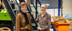 Executive assistant Jeanette Harmsen in gesprek met managing director Carin Hendriksen