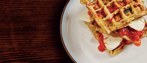 Hartige omelet wafels met mozzarella