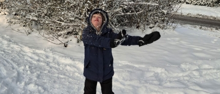 Spelen, rennen en bewegen in de sneeuw