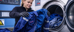 Garagekleding wassen: waarom professioneel reinigen essentieel is