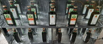 200 flessen jagermeister ingevroren in blokken ijs om uit te delen op festival