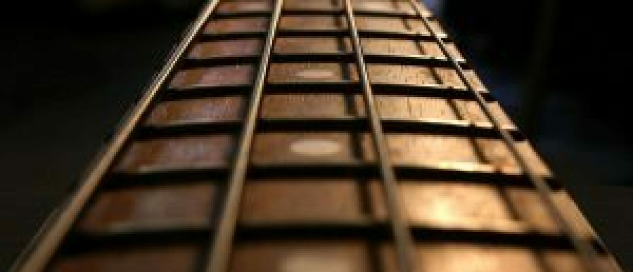 Linkshandig basgitaar leren spelen