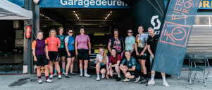 Fietsvrouwen op het podium tijdens Vredestein Cycling Zandvoort