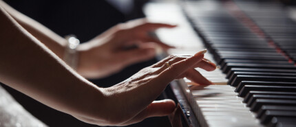 Waarom Traditionele Pianolessen Niet Werken Voor Volwassenen (En Wat Wel)