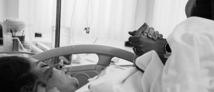 Dit is waarom een doula écht het verschil maakt tijdens een inleiding