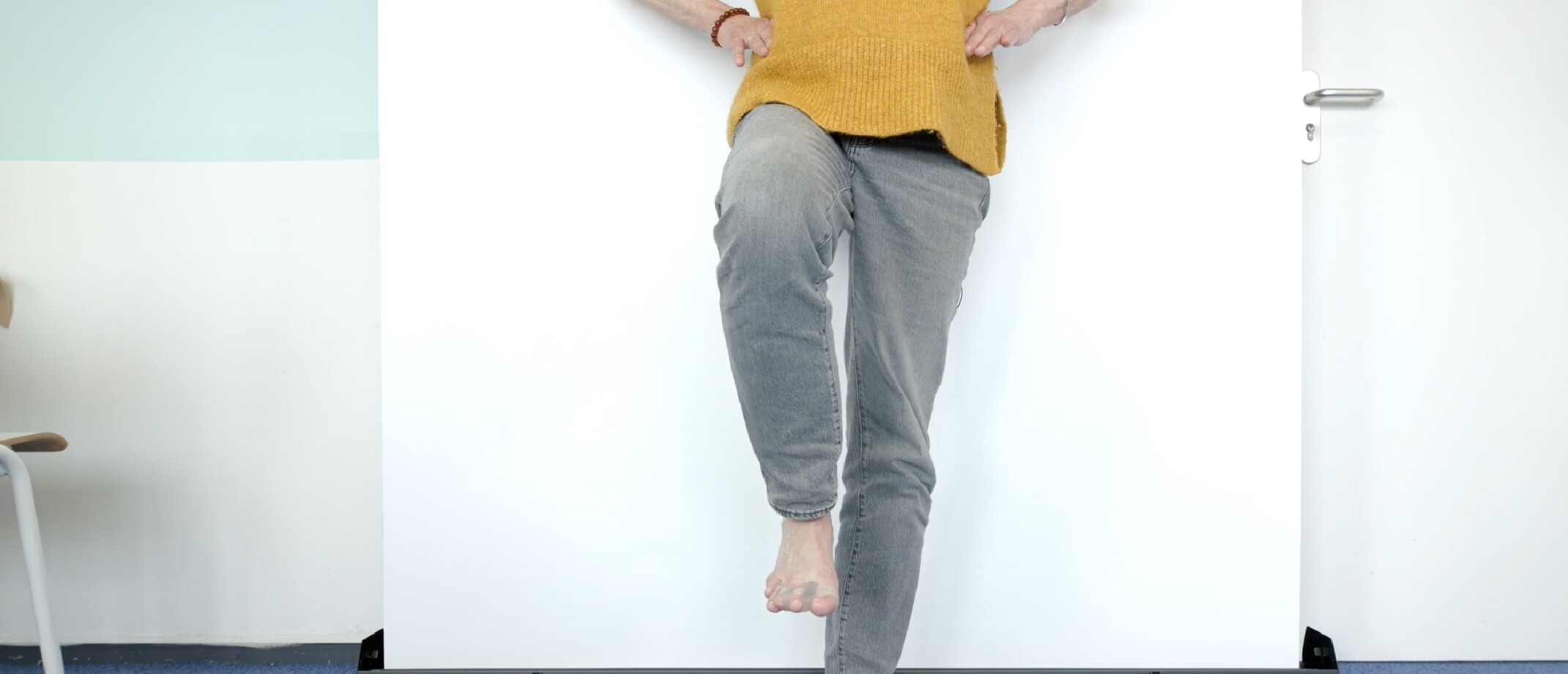 Staan op één been is goed, omdat je balans verbetert. Oefen mee met