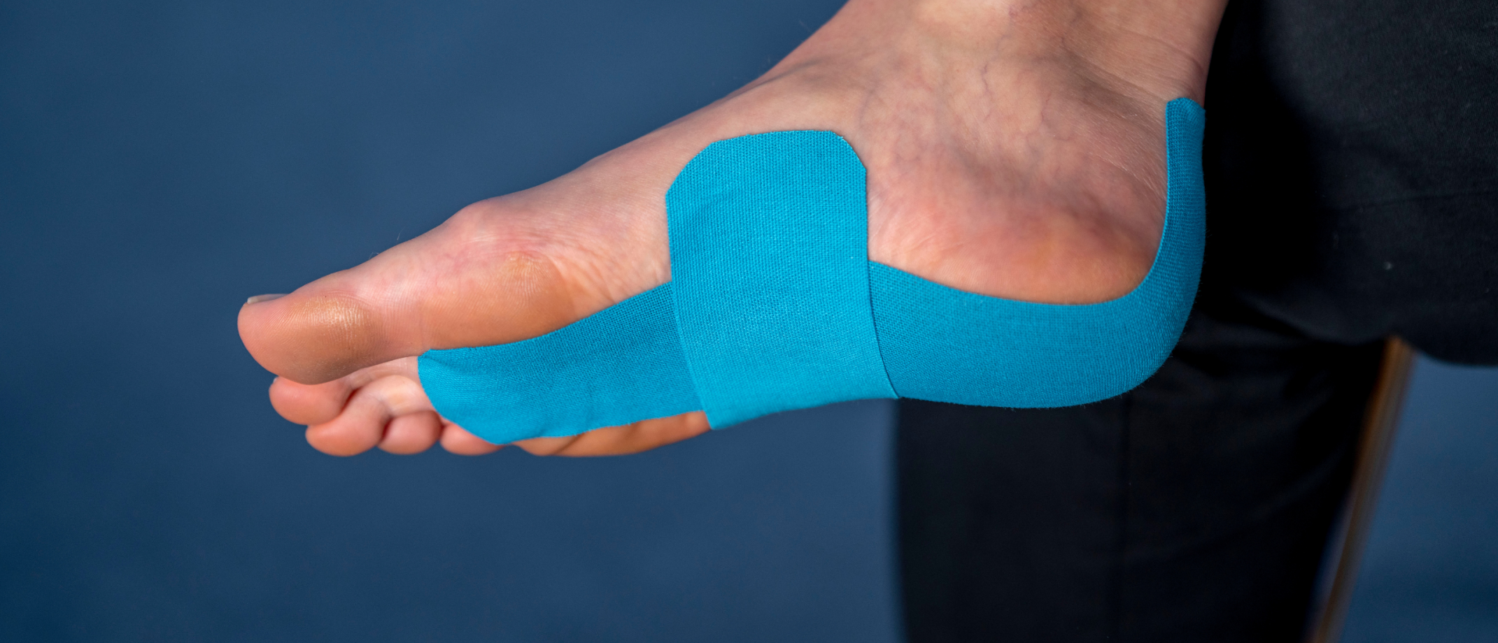 Bij hielspoor tape je in de lengterichting en je brengt ook een