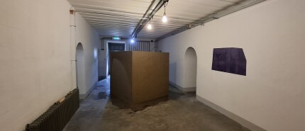 Kubus van zand, een muur van blauw