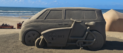 Zandsculptuur Formule 1 DHL