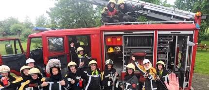 Bedrijfsuitje op kantoor voor kleine teams: brandweer op bezoek!