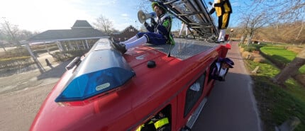 Grappig vervoer huren – arriveer met een glimlach in een echte brandweerauto! 🚒😂