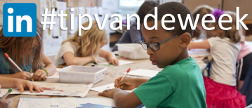 Wie is die meneer achter in de klas?