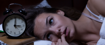 Piekeren in bed stoppen: 5 technieken die écht werken