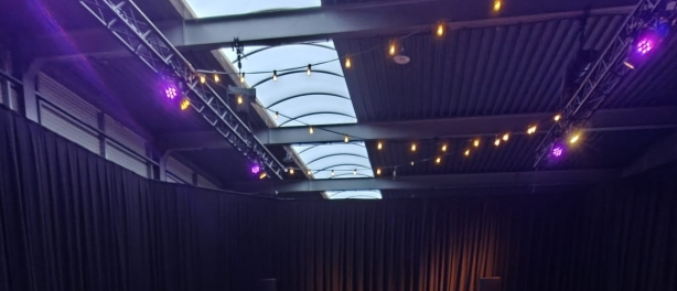 Van bedrijfshal naar sfeervolle feestlocatie