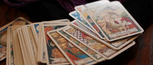 Zelf tarotkaarten leggen of een online consult boeken? De voor- en nadelen op een rij