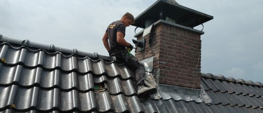 Schoorsteenlood tot op de binnenmuur plaatsen? Zo voorkom je blijvende lekkage