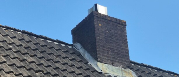 Schoorsteen lekt bij regen? Oorzaken, schade en hoe je het snel oplost