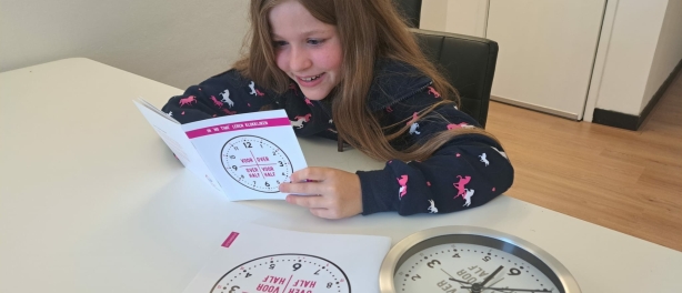 Hoe leg ik mijn kind uit hoe een klok werkt?