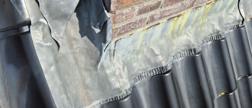 Kostenoverzicht: Wat kost het vervangen van schoorsteenlood in 2026?