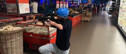 Samenwerking tussen de schappen: lasergamen in de supermarkt voor teambuilding