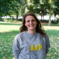 Ineke van AAP vzw in park in Antwerpen
