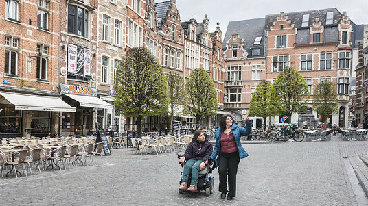 Leuven heeft een grote stap gezet om aantrekkelijker te worden voor al haar bezoekers. De stad tekende een toegankelijke wandelroute uit en de publieke ruimtes, gebouwen en diensten langs de route werden onderzocht en zo veel mogelijk aangepast.