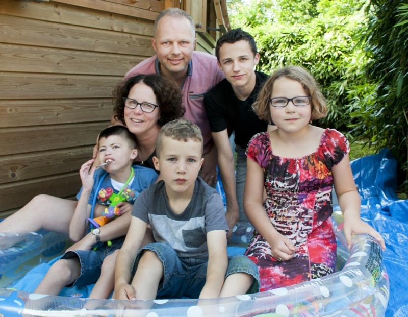 Op gezinsvakantie met een gehandicapt kind? Stichting Wigwam organiseert vakanties voor gezinnen met een kind of jongere met een (ernstige) beperking.