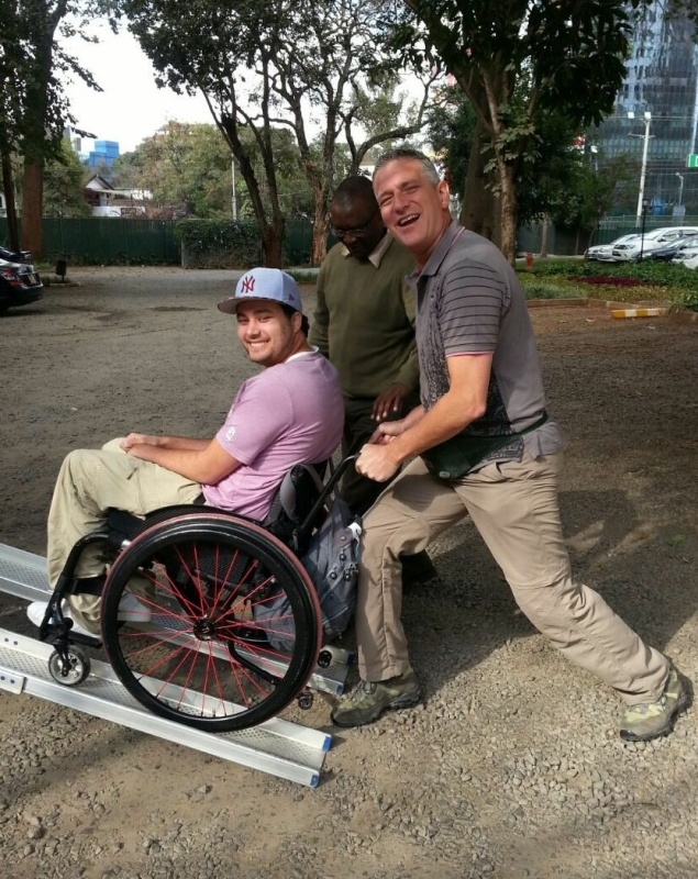 Een safari door Kenia met een volledig rolstoelafhankelijke zoon is, is dat mogelijk? Tuurlijk kan dat! Reisorganisatie OnsKenia is gespecialiseerd in reizen voor mindervaliden naar Oost-Afrika.