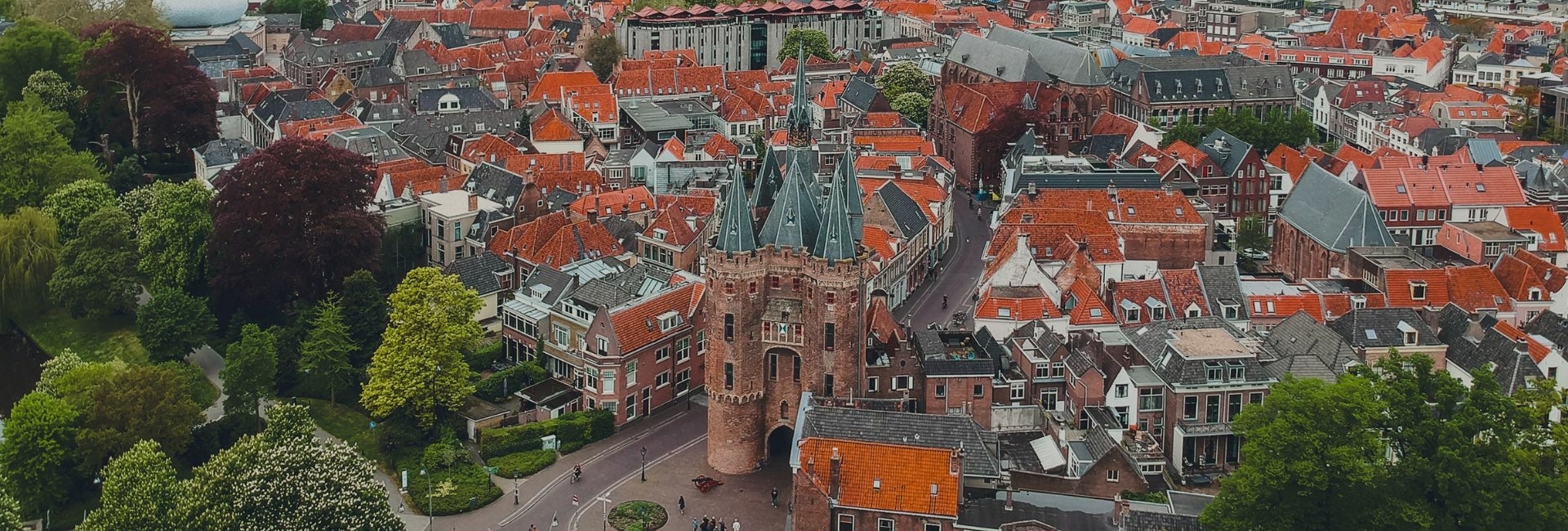 Luchtfoto van de Sassenpoort in Zwolle Dronefoto van de Sassenpoort in Zwolle - AAN Makelaars, jouw lokale makelaar in Zwolle en omgeving