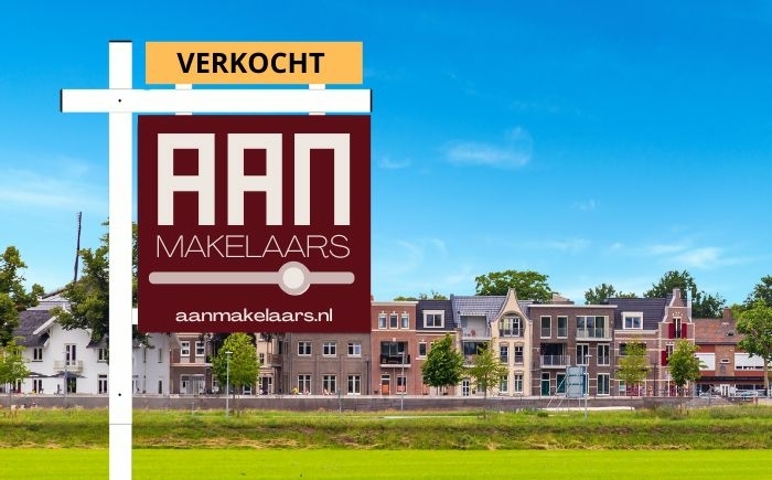 Makelaar Dalfsen Skyline van Dalfsen met Verkocht bord AAN Makelaars