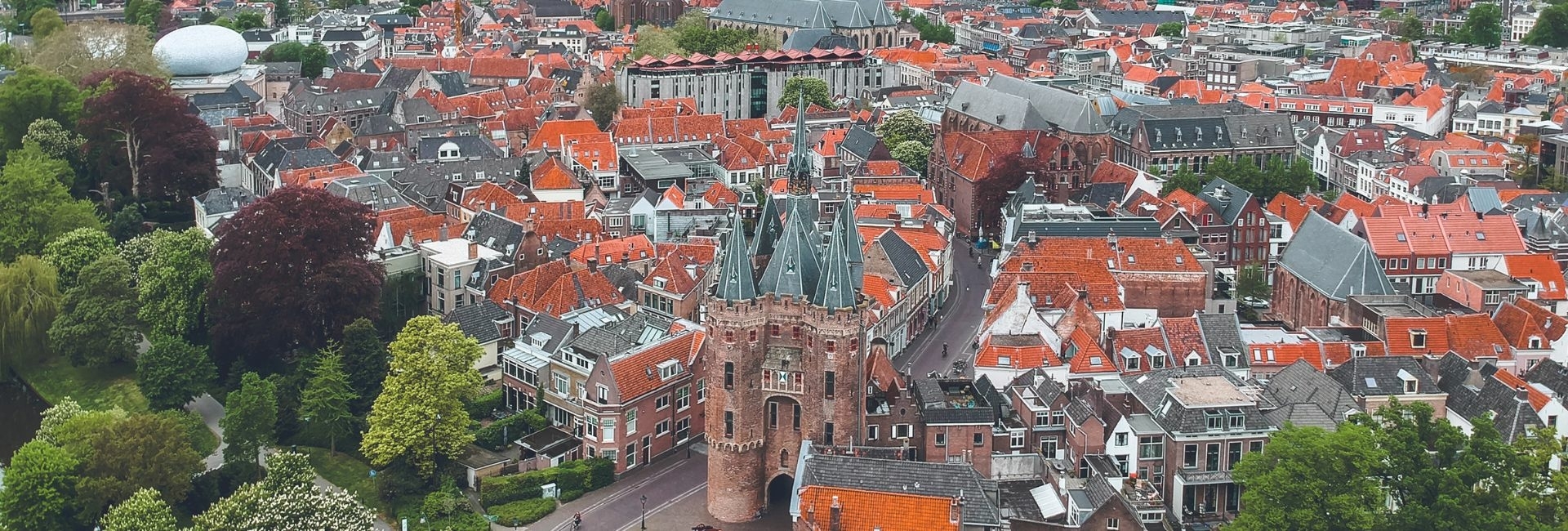 Dronebeeld van Zwolle met de Sassenpoort en omliggende woonwijken